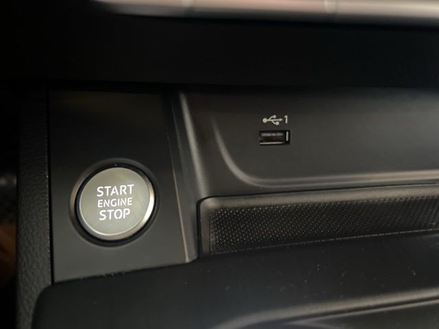 Audi A4 Vehicle Full-screen Gallery Image 28