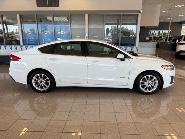 Ford Fusion Hybrid Vehicle Full-screen Gallery Image 02