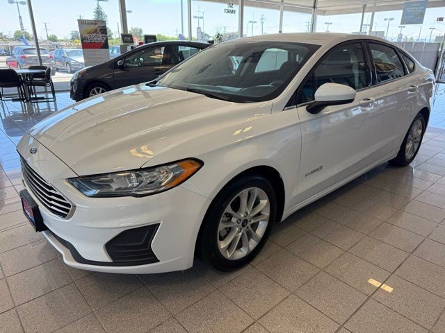Ford Fusion Hybrid Vehicle Full-screen Gallery Image 06