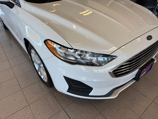 Ford Fusion Hybrid Vehicle Full-screen Gallery Image 08