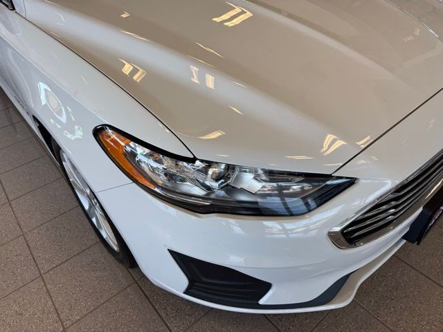 Ford Fusion Hybrid Vehicle Full-screen Gallery Image 09