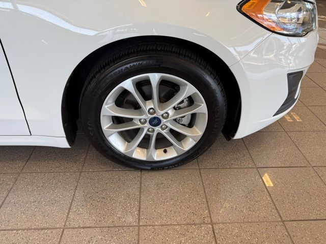 Ford Fusion Hybrid Vehicle Full-screen Gallery Image 10