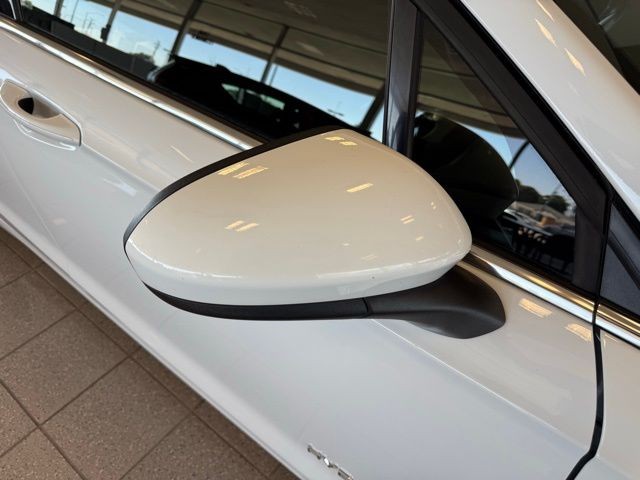 Ford Fusion Hybrid Vehicle Full-screen Gallery Image 11