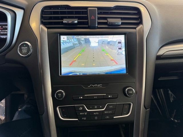 Ford Fusion Hybrid Vehicle Full-screen Gallery Image 15