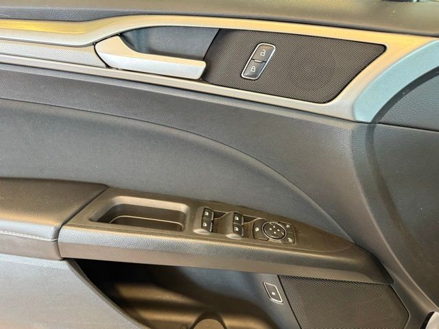 Ford Fusion Hybrid Vehicle Full-screen Gallery Image 19