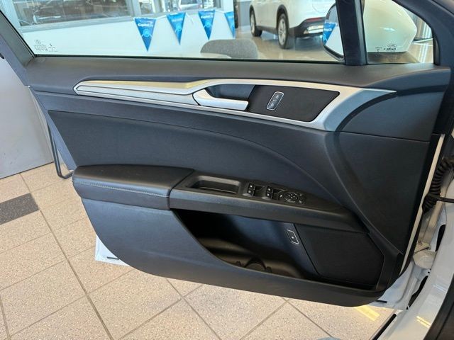 Ford Fusion Hybrid Vehicle Full-screen Gallery Image 20