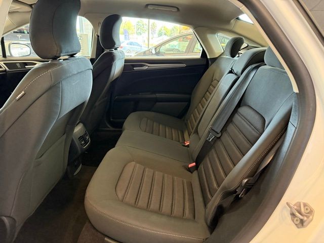 Ford Fusion Hybrid Vehicle Full-screen Gallery Image 21