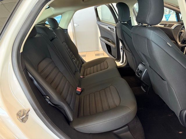 Ford Fusion Hybrid Vehicle Full-screen Gallery Image 23