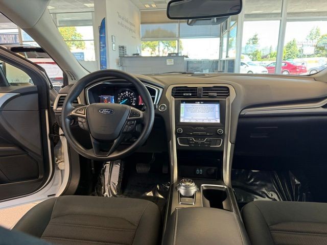 Ford Fusion Hybrid Vehicle Full-screen Gallery Image 25