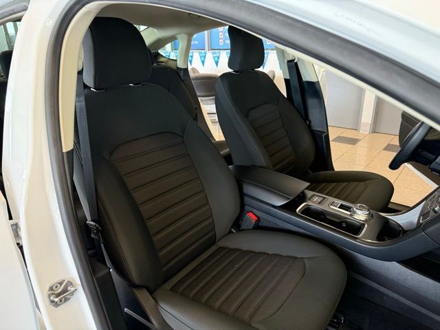 Ford Fusion Hybrid Vehicle Full-screen Gallery Image 26