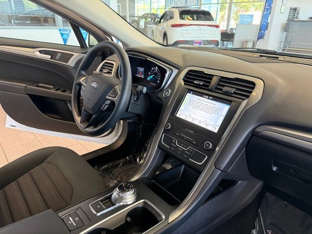 Ford Fusion Hybrid Vehicle Full-screen Gallery Image 27