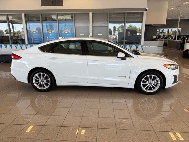 Ford Fusion Hybrid Vehicle Full-screen Gallery Image 02