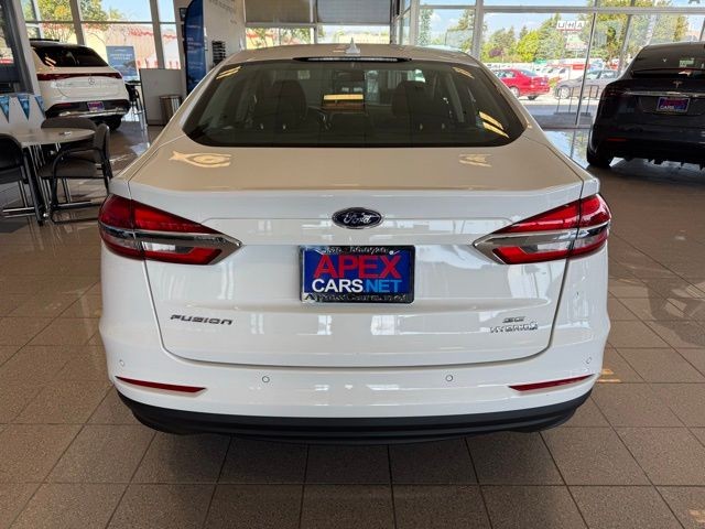 Ford Fusion Hybrid Vehicle Full-screen Gallery Image 04