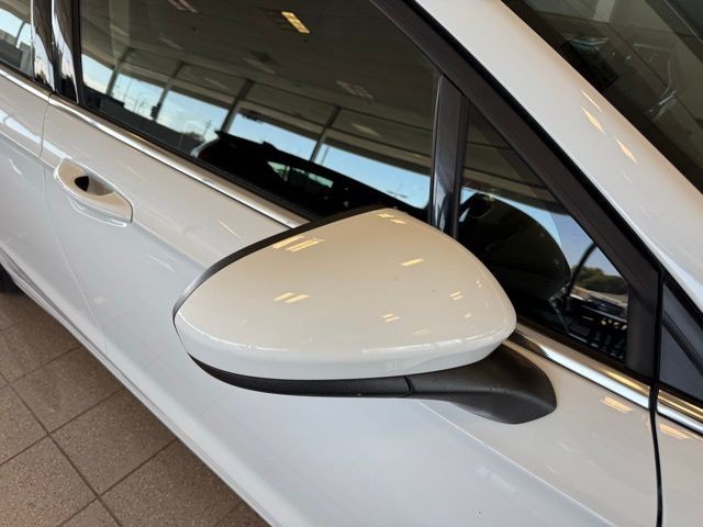 Ford Fusion Hybrid Vehicle Full-screen Gallery Image 11