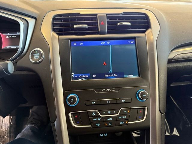 Ford Fusion Hybrid Vehicle Full-screen Gallery Image 16