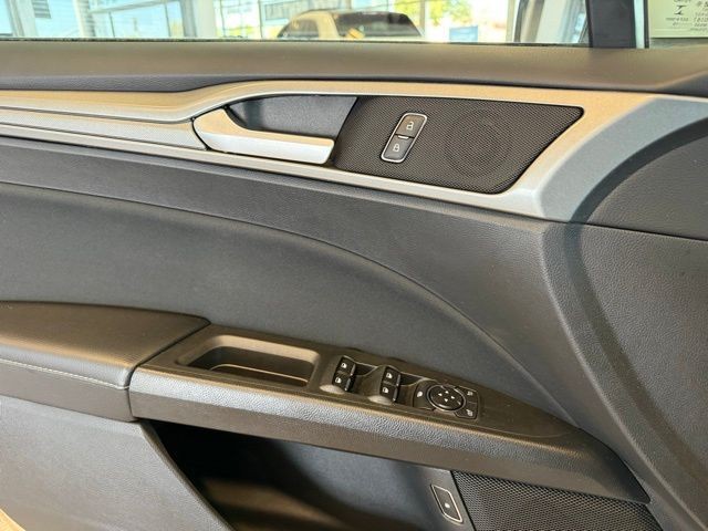 Ford Fusion Hybrid Vehicle Full-screen Gallery Image 20