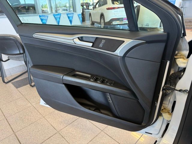 Ford Fusion Hybrid Vehicle Full-screen Gallery Image 21