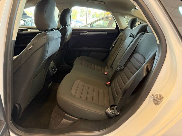 Ford Fusion Hybrid Vehicle Full-screen Gallery Image 22