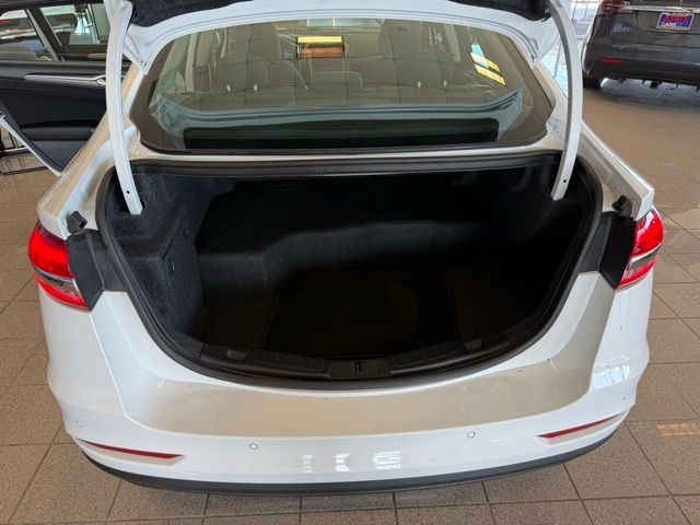 Ford Fusion Hybrid Vehicle Full-screen Gallery Image 23