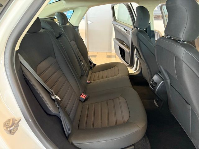Ford Fusion Hybrid Vehicle Full-screen Gallery Image 24
