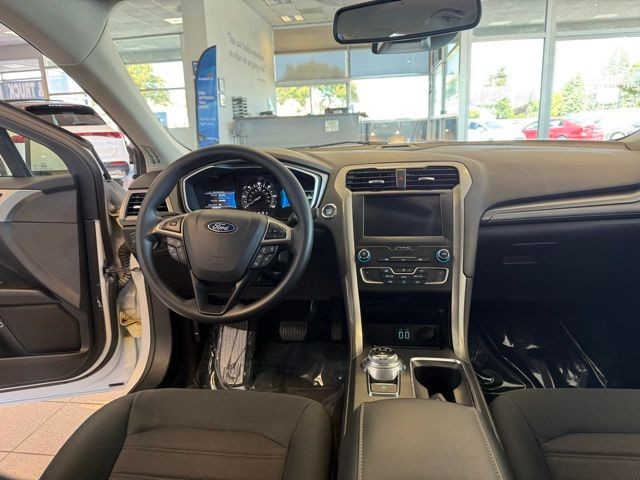 Ford Fusion Hybrid Vehicle Full-screen Gallery Image 26