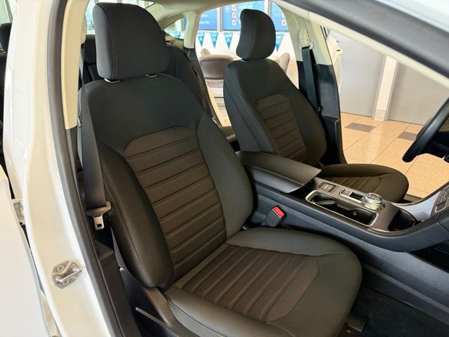 Ford Fusion Hybrid Vehicle Full-screen Gallery Image 27