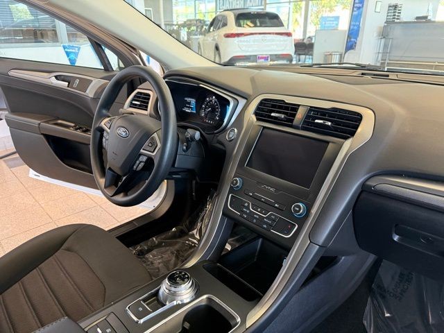 Ford Fusion Hybrid Vehicle Full-screen Gallery Image 28