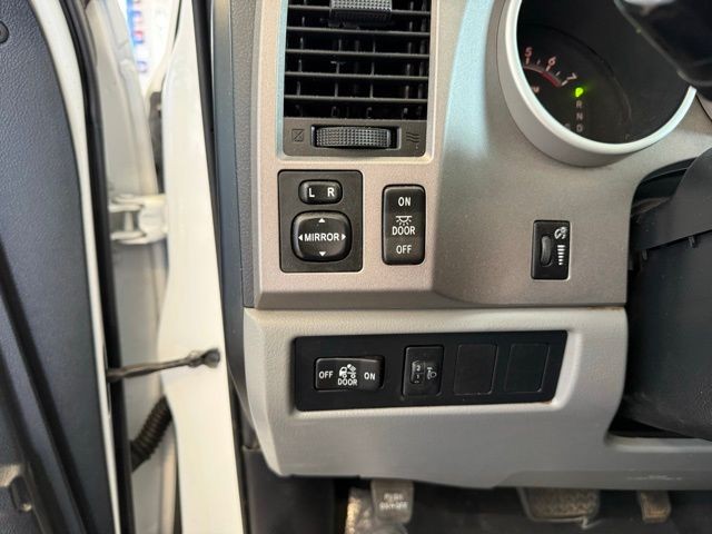 Toyota Tundra 2WD Vehicle Full-screen Gallery Image 17