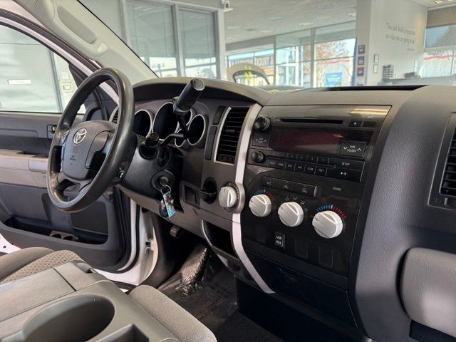 Toyota Tundra 2WD Vehicle Full-screen Gallery Image 24