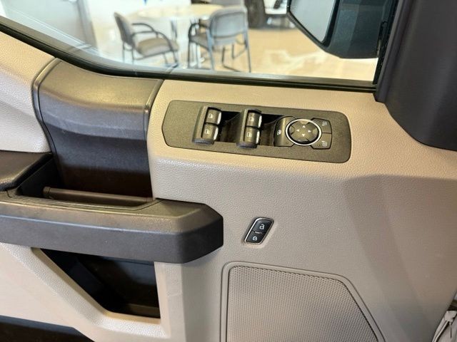 Ford F-150 Vehicle Full-screen Gallery Image 18