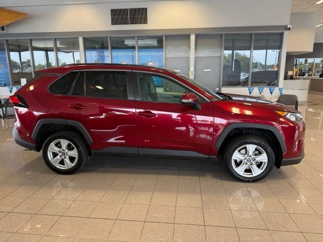 Toyota RAV4 Vehicle Full-screen Gallery Image 02