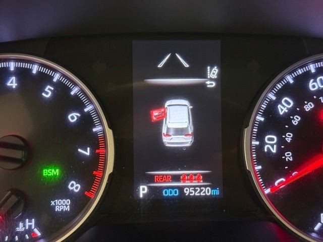 Toyota RAV4 Vehicle Full-screen Gallery Image 13
