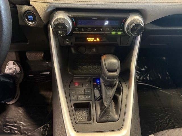 Toyota RAV4 Vehicle Full-screen Gallery Image 16