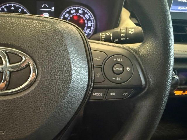 Toyota RAV4 Vehicle Full-screen Gallery Image 17