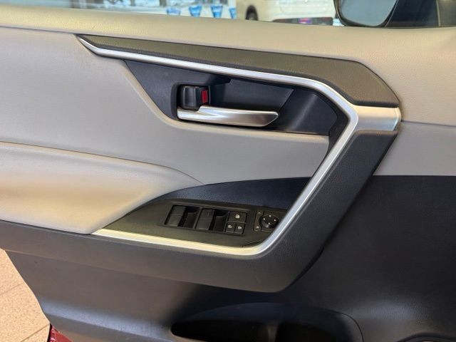 Toyota RAV4 Vehicle Full-screen Gallery Image 19