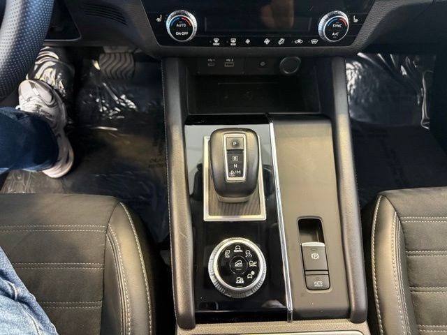 Mitsubishi Outlander Vehicle Full-screen Gallery Image 14