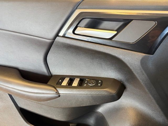 Mitsubishi Outlander Vehicle Full-screen Gallery Image 17