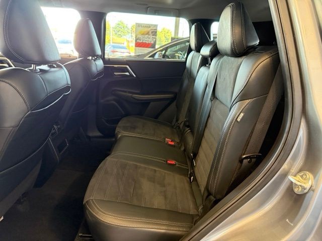 Mitsubishi Outlander Vehicle Full-screen Gallery Image 19