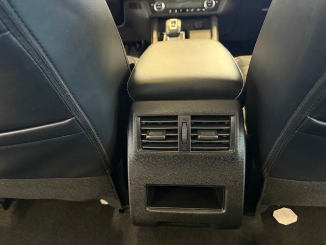 Mitsubishi Outlander Vehicle Full-screen Gallery Image 22
