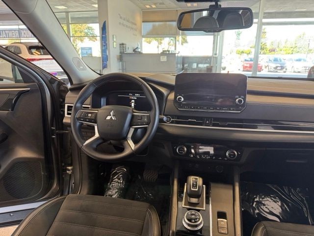 Mitsubishi Outlander Vehicle Full-screen Gallery Image 23