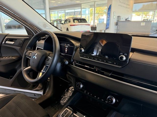 Mitsubishi Outlander Vehicle Full-screen Gallery Image 26