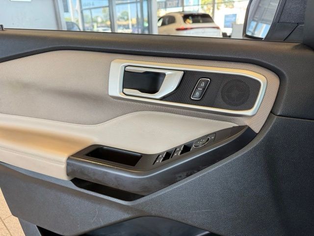 Ford Explorer Vehicle Full-screen Gallery Image 19