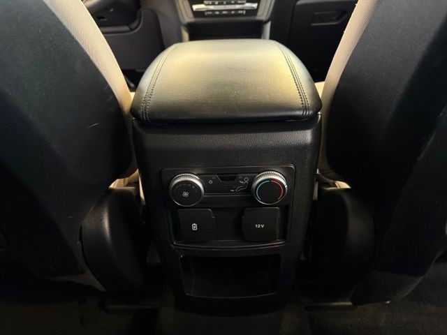 Ford Explorer Vehicle Full-screen Gallery Image 23