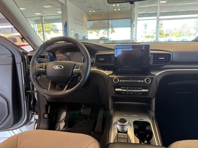 Ford Explorer Vehicle Full-screen Gallery Image 24