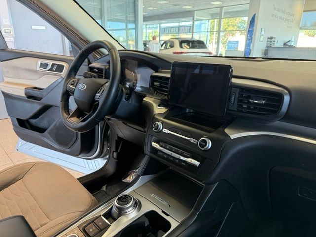 Ford Explorer Vehicle Full-screen Gallery Image 26