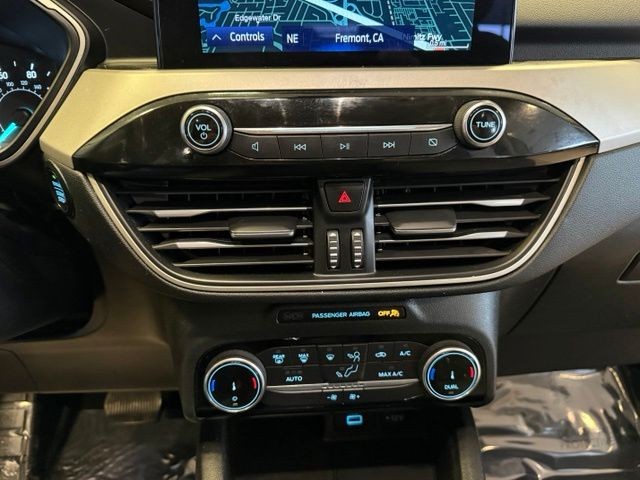Ford Escape Vehicle Full-screen Gallery Image 16