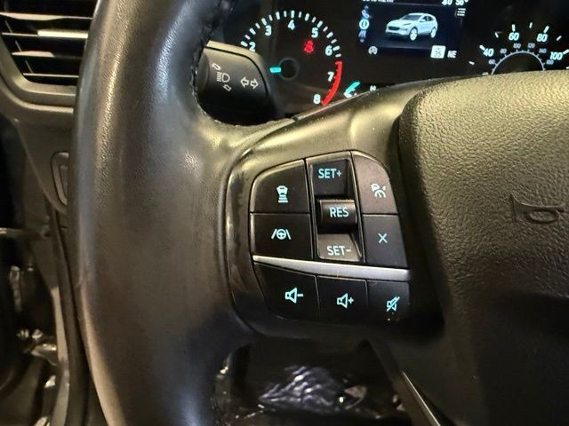 Ford Escape Vehicle Full-screen Gallery Image 19