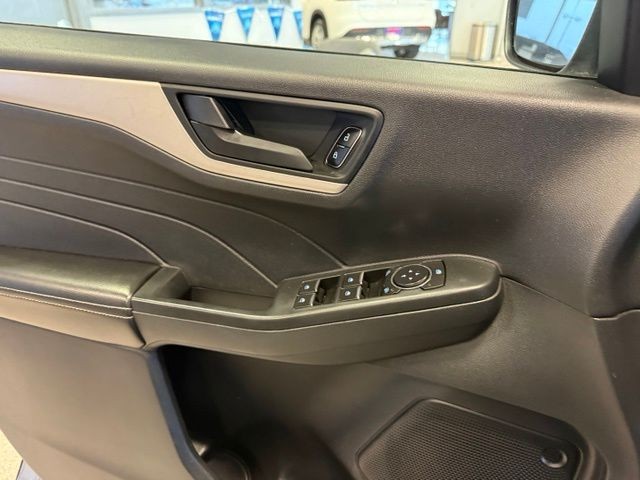 Ford Escape Vehicle Full-screen Gallery Image 20