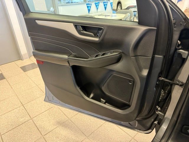 Ford Escape Vehicle Full-screen Gallery Image 21