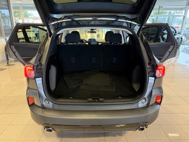 Ford Escape Vehicle Full-screen Gallery Image 23